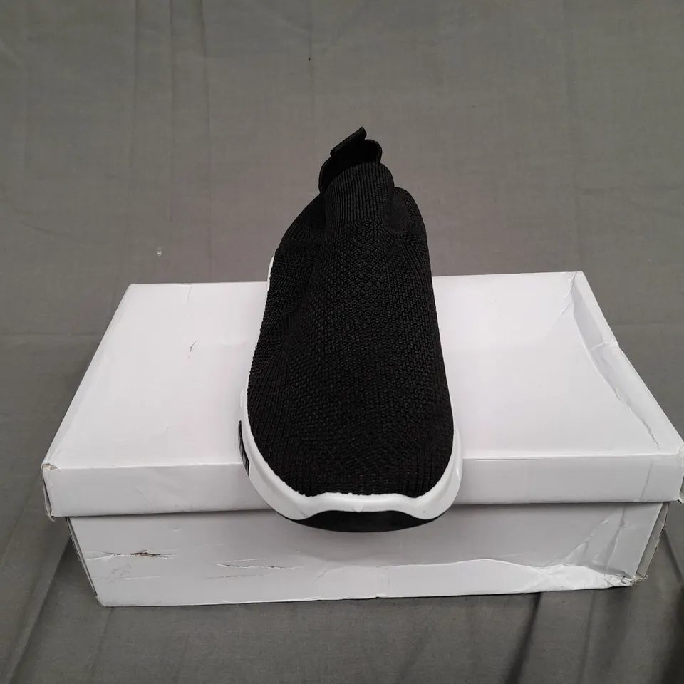 BOXED PAIR OF UNBRANDED BLACK/WHITE SLIP ON TRAINERS SIZE 8