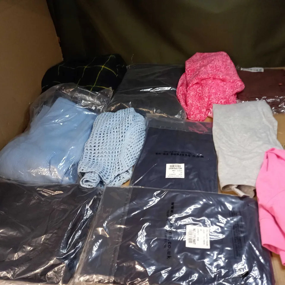 BOX OF APPROX 35 ASSORTED CLOTHING ITEMS TO INCLUDE - DRESSES, T-SHIRTS AND TROUSERS