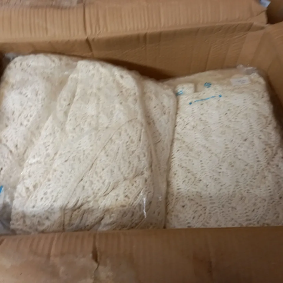 LOT OF APPROXIMATELY 20 CROCHET PULL V-NECK JUMPERS - SIZE UNSPECIFED