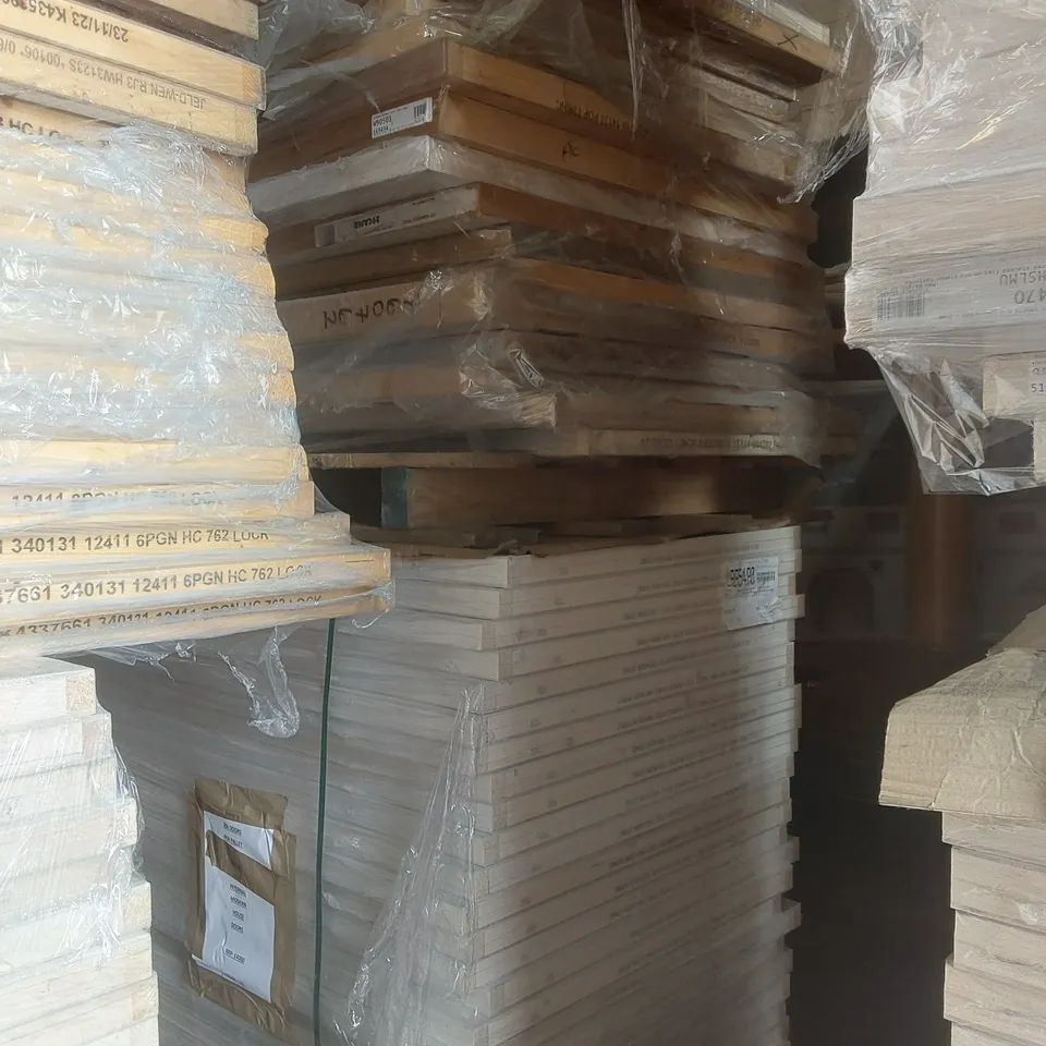PALLET CONTAINING A VERY LARGE QUANTITY OF ASSORTED DOORS