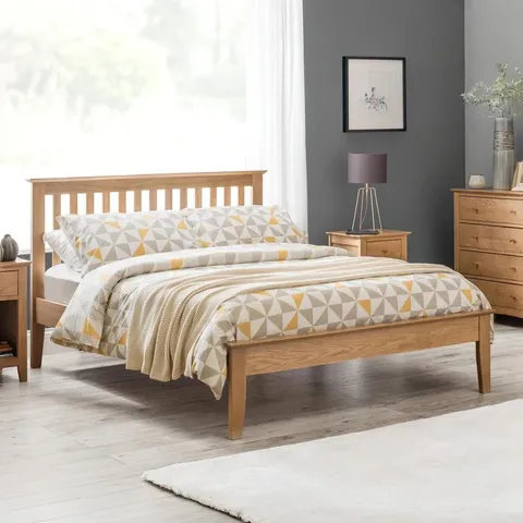 BOXED JULIAN BOWEN SALERNO SHAKER BED 135cm - OAK (2 BOXES)