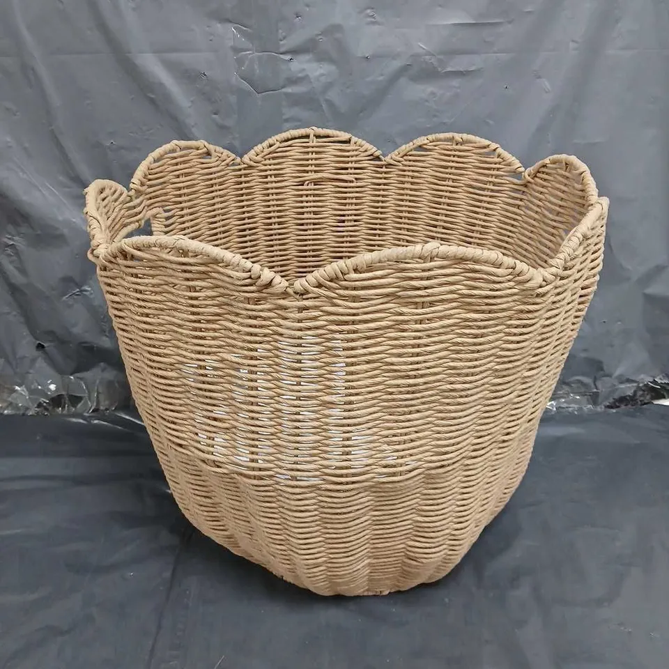 SCALLOP ROUND BASKET IN BEIGE