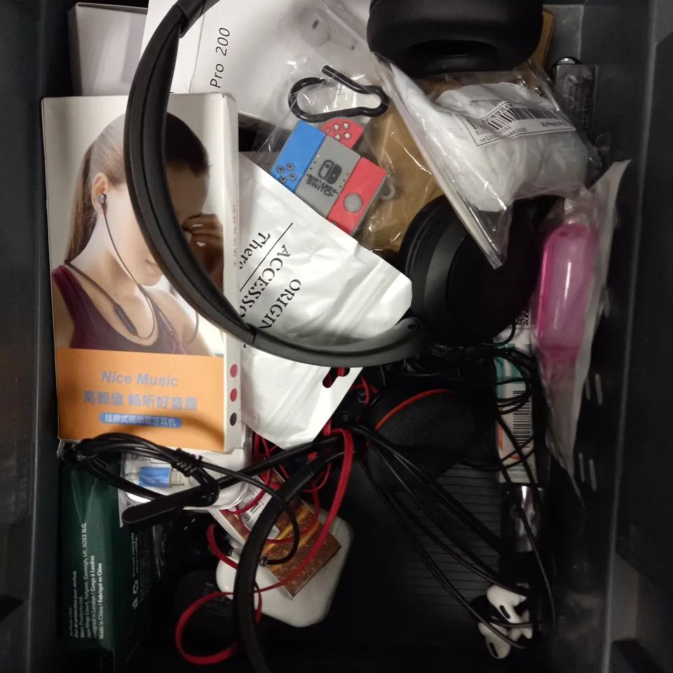 APPROXIMATELY 25 ASSORTED HEADPHONES/ACCESSORIES TO INCLUDE CHARGING CASES, OVER HEAD EARPHONES, WIRED EARPHONES ETC 