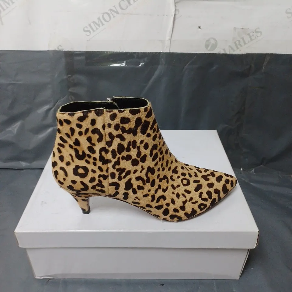 BOXED PAIR OF STEVE MADDEN LEOPARD PRINT ANKLE BOOTS SIZE 37