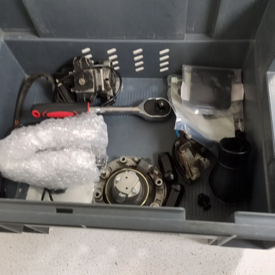 LOT OF APPROXIMATELY 10 ASSORTED AUTO AND TOOL ITEMS TO INCLUDE VINCENT SPARES, EKSTER DOAC AND WIRELESS ADAPTER