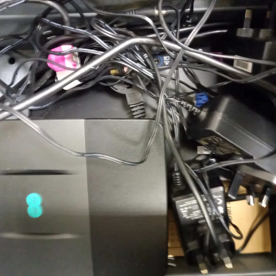 LOT OF 5 ASSORTED ELECTRICAL ITEMS, TO INCLUDE ROUTERS, AC ADAPTER, ETC