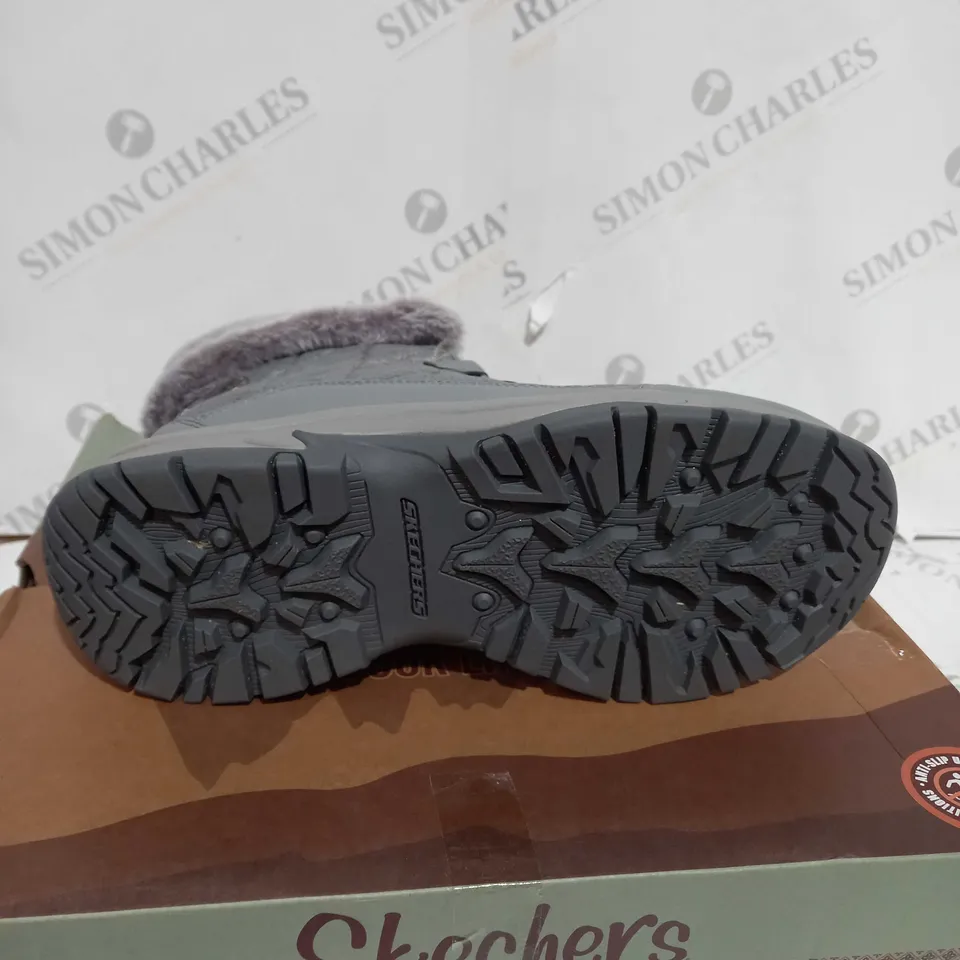 BOXED SKECHERS WOMENS ANTI SLIP AND WATERPROOF FUR LINED BOOTS, GREY - SIZE 5