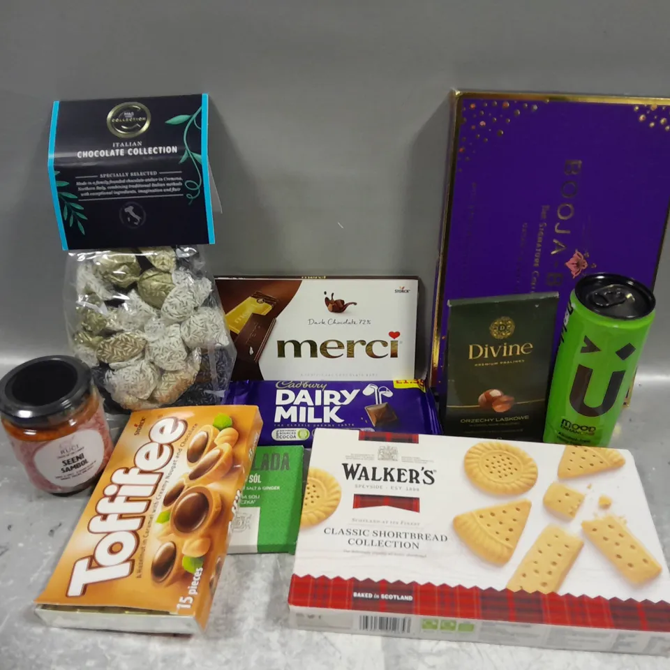 APPROXIMATELY 16 ASSORTED FOOD & DRINK ITEMS TO INCLUDE WALKERS CLASSIC SHORTBREAD COLLECTION, M&S ITALIAN CHOCOLATE COLLECTION, TOFFIFE, ETC 