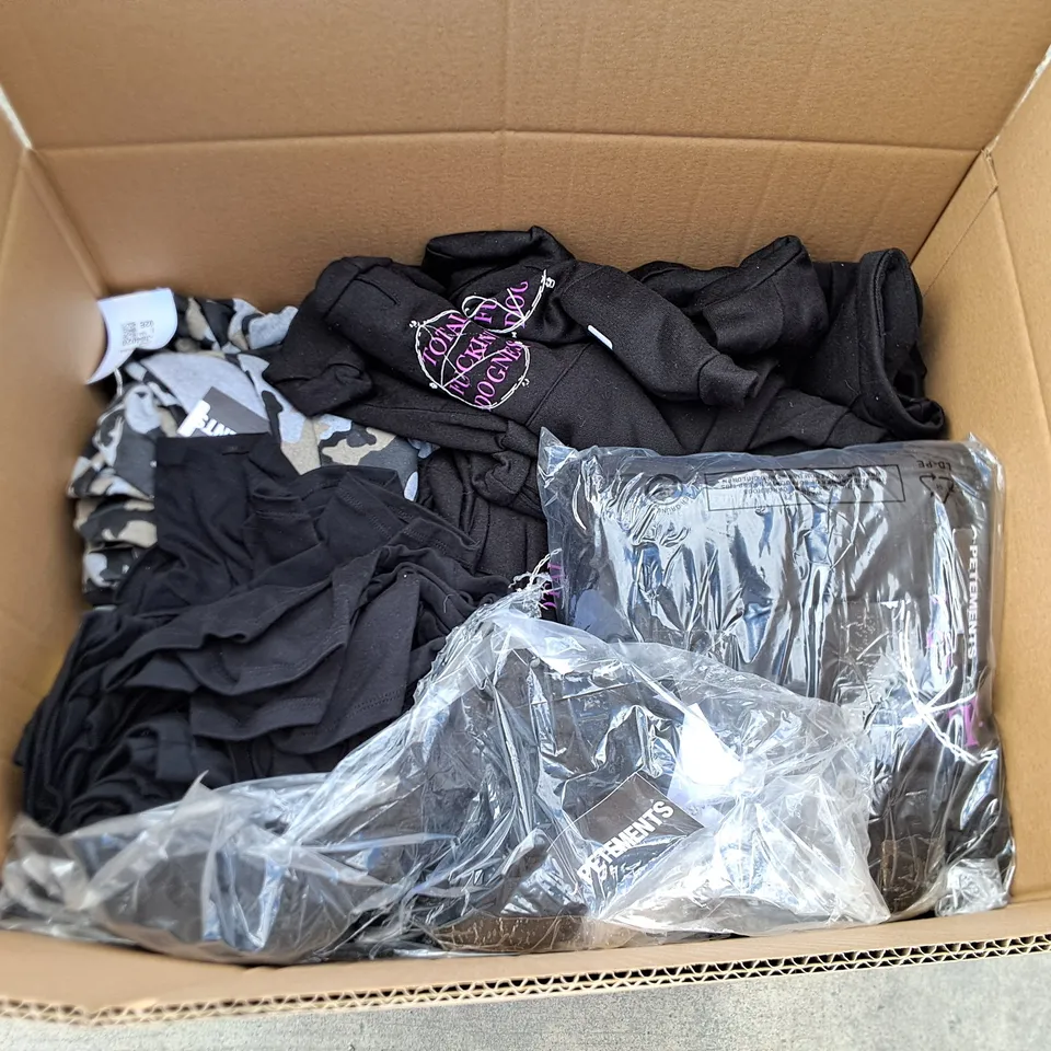 LARGE QUANTITY OF ASSORTED PETEMENTS DOG CLOTHING IN VARIOUS SIZES 