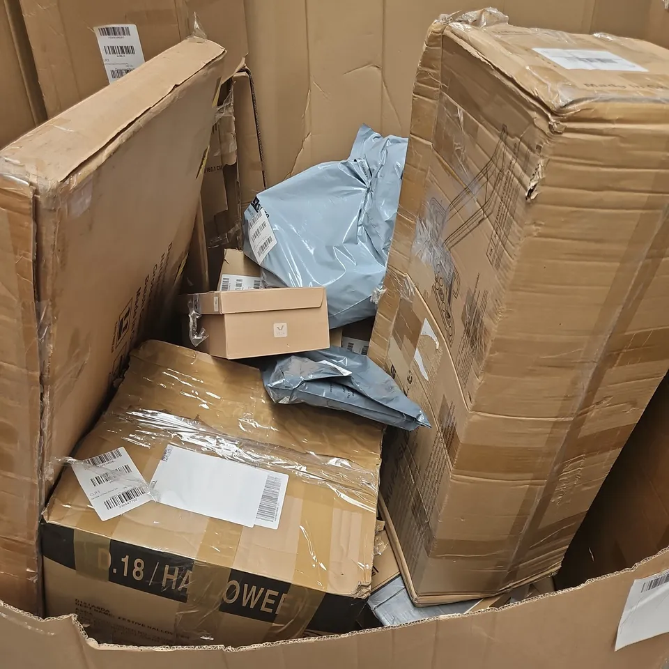 PALLET OF APPROXIMATELY 15 ASSORTED BROKEN ITEMS TO INCLUDE - MIRROR, COOKWARE, PLANTS, ETC - COLLECTION ONLY