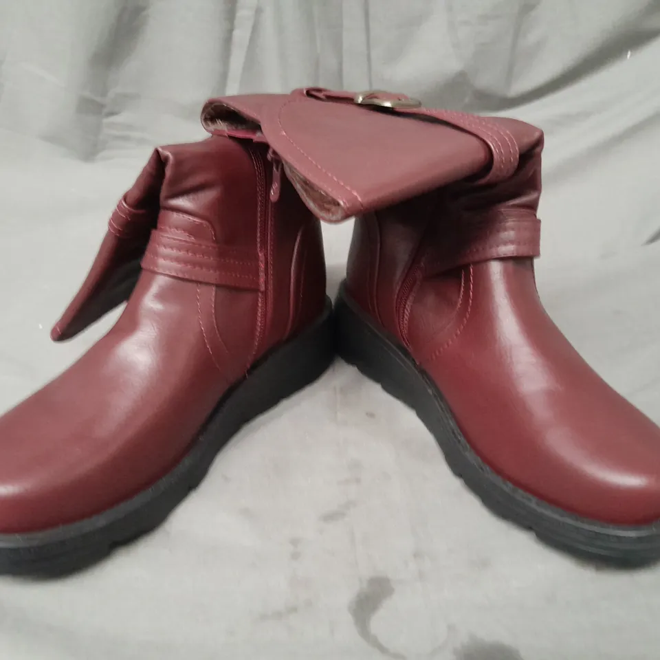 BOXED PAIR OF AJVANI ANKLE BOOTS IN DARK RED SIZE 7