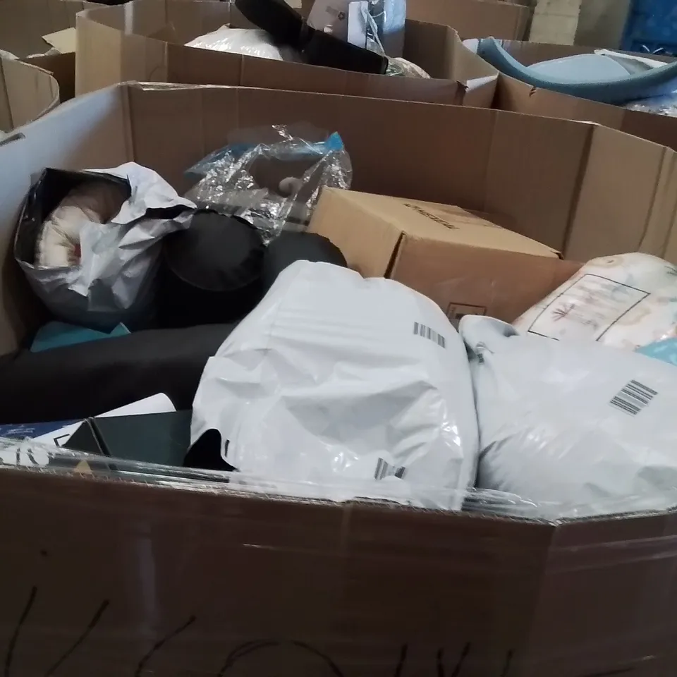PALLET CONTAINING A LARGE QUANTITY OF PILLOWS