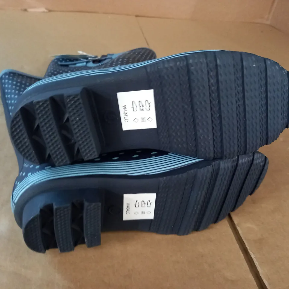 STORMWELLIES PALE BLUE POLKA DOT WELLIES - SIZE 5