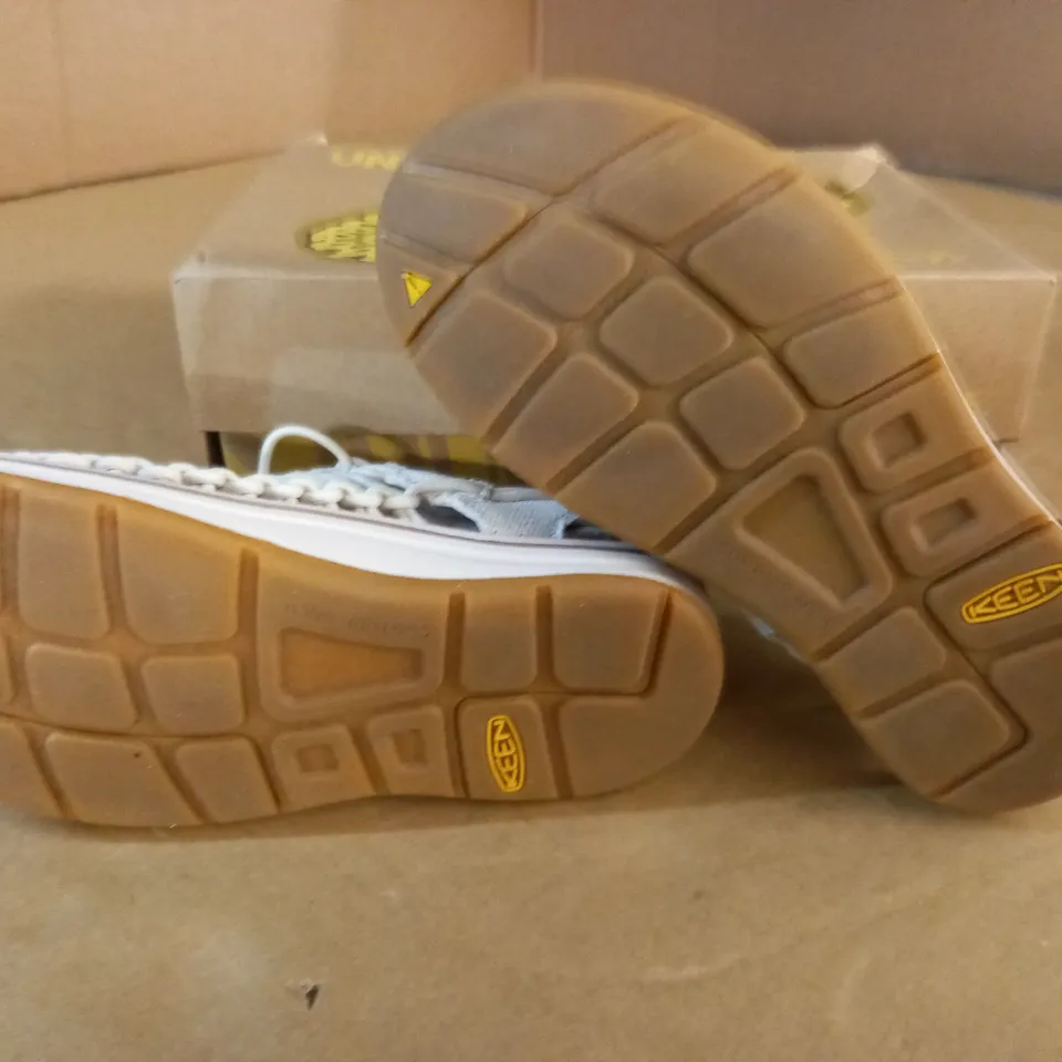 PAIR OF KEEN NATURAL CANVAS/BIRCH SHOES - UK 4