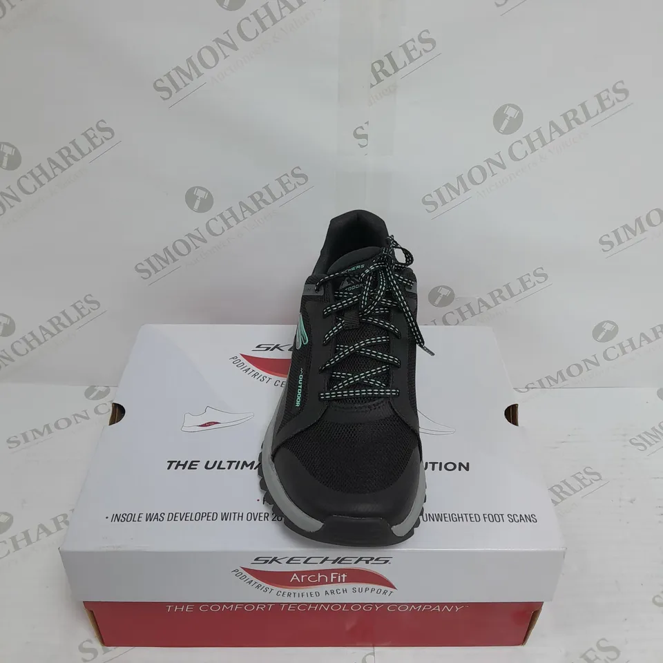 BOXED PAIR OF SKETCHERS SIZE 7 BLACK TRAINER 