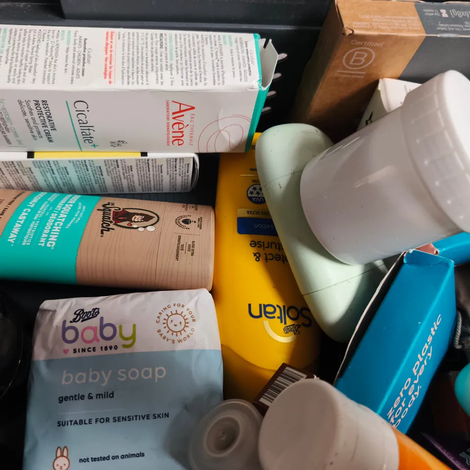 APPROX 12 ASSORTED BEAUTY PRODUCTS TO INCLUDE NANOGEN SHAMPOO, HERBAL ESSENCES CONDITIONER, NEOM SCENT SET, ETC
