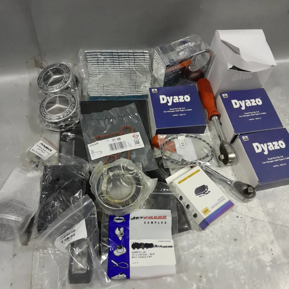 APPROXIMATELY 15 ASSORTED VEHICLE PARTS & ACCESORIES TO INCLUDE DYAZO DUAL PORT CAR CHARGER, OSRAM COOL BLUE INTENSE, PIT BIKE SPLIT LINK, ETC