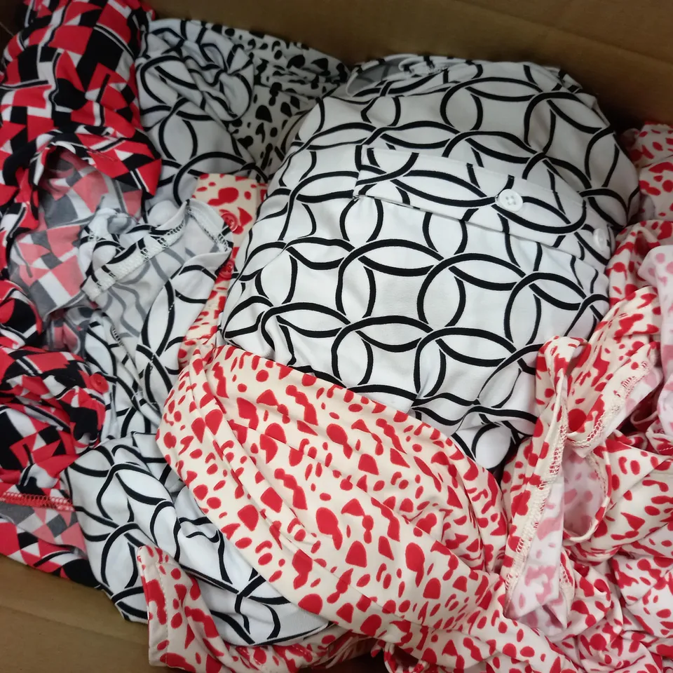 APPROXIMATELY 20 ASSORTED WOMEN CLOTHING TO INCLUDE RUTH LANGFORD SHIRTS IN SIZES MEDIUM AND LARGE