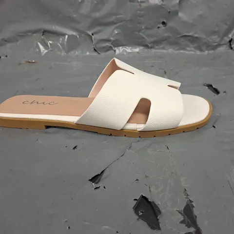 BOXED PAIR CHIC OPEN TOE FLAT SANDALS IN WHITE SIZE EU 39