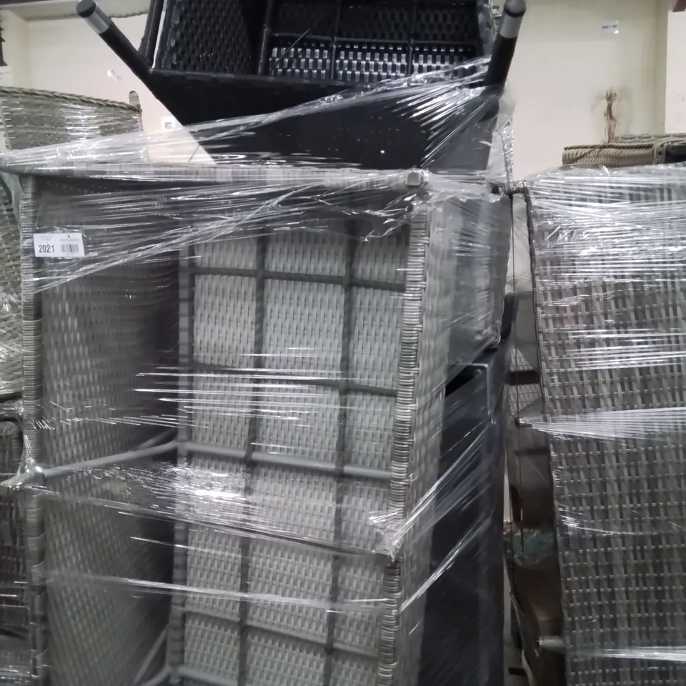 PALLET OF ASSORTED RATTAN GARDEN FURNITURE PARTS INCLUDING RECLINING CHAIRS, SOFA SECTIONS 