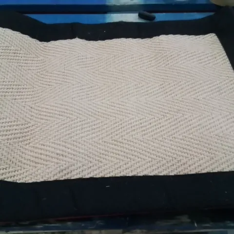 QUALITY DESIGNER AREA RUG - APPROXIMATELY 60X40CM