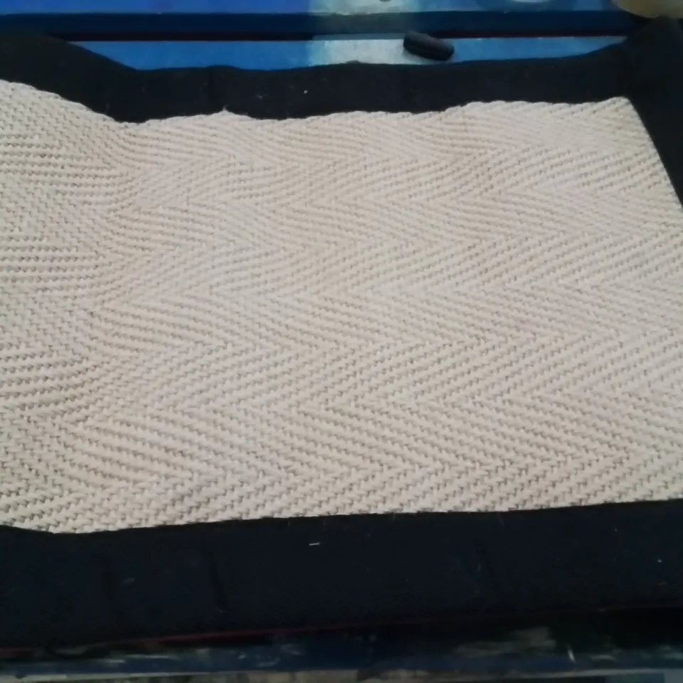 QUALITY DESIGNER AREA RUG - APPROXIMATELY 60X40CM