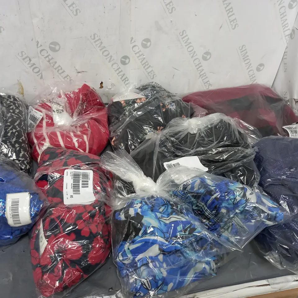 APPROXIMATELY 15 ASSORTED CLOTHING ITEMS TO INCLUDE TOPS, DRESSES, JUMPERS, ETC