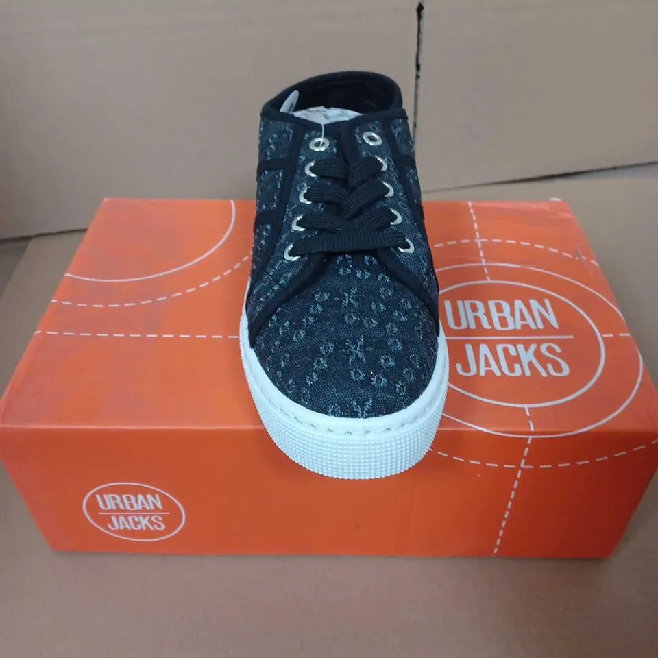 BOXED PAIR OF URBAN JACKS PALM SPRINGS TRAINERS IN BLACK - 5