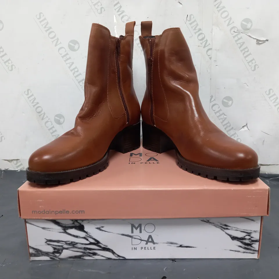 BOXED PAIR OF MODA IN PELLE CHUNKY HEEL CHELSEA BOOTS IN TAN SIZE 6