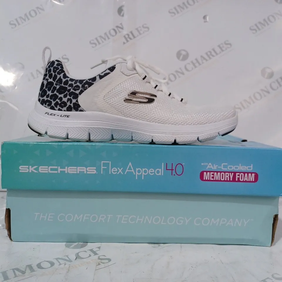 BOXED PAIR OF SKECHERS TRAINERS IN WHITE SIZE 3.5