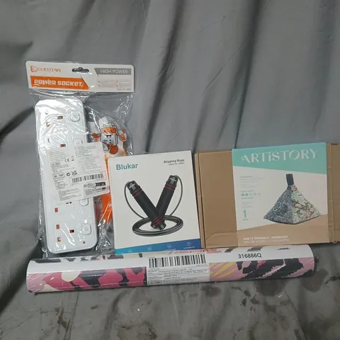 APPROXIMATELY 15 ASSORTED HOUSEHOLD PRODUCTS TO INCLUDE POWER SOCKET, BLUKAR SKIPPING ROPE, ARTISTORY DOOR STOP, ETC