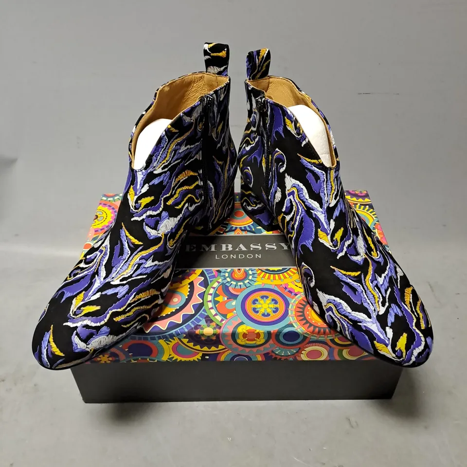 BOXED PAIR OF EMBASSY LONDON BLOCK HEEL ZIP ANKLE BOOTS IN BLUE MULTI SIZE EU 41