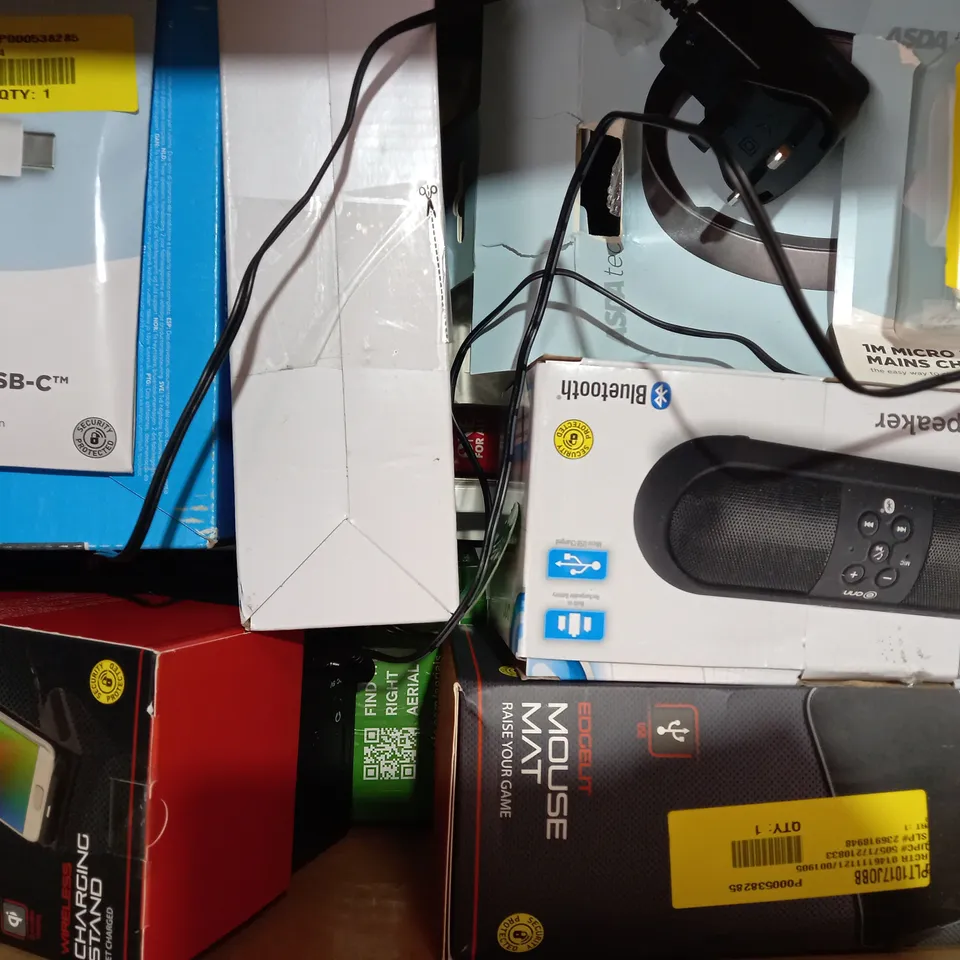 BOX OF APPROXIMATELY 15 ASSORTED ELECTRICAL ITEMS TO INCLUDE ASDA TECH CHARGE & SYNC CABLE, JUICE JUMBO MARSHMALLOW BLUETOOTH SPEAKER, BLACKWEB SAMSUNG GALAXY S9 CASE, ETC