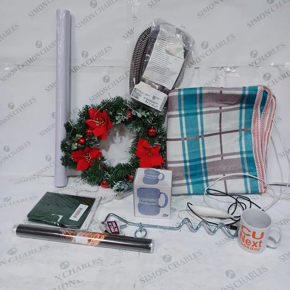 LOT TO CONTAIN APPROX. 13 X ASSORTED HOUSEHOLD PRODUCTS. INCLUDES WREATHE, MUGS, FABRICS ETC 