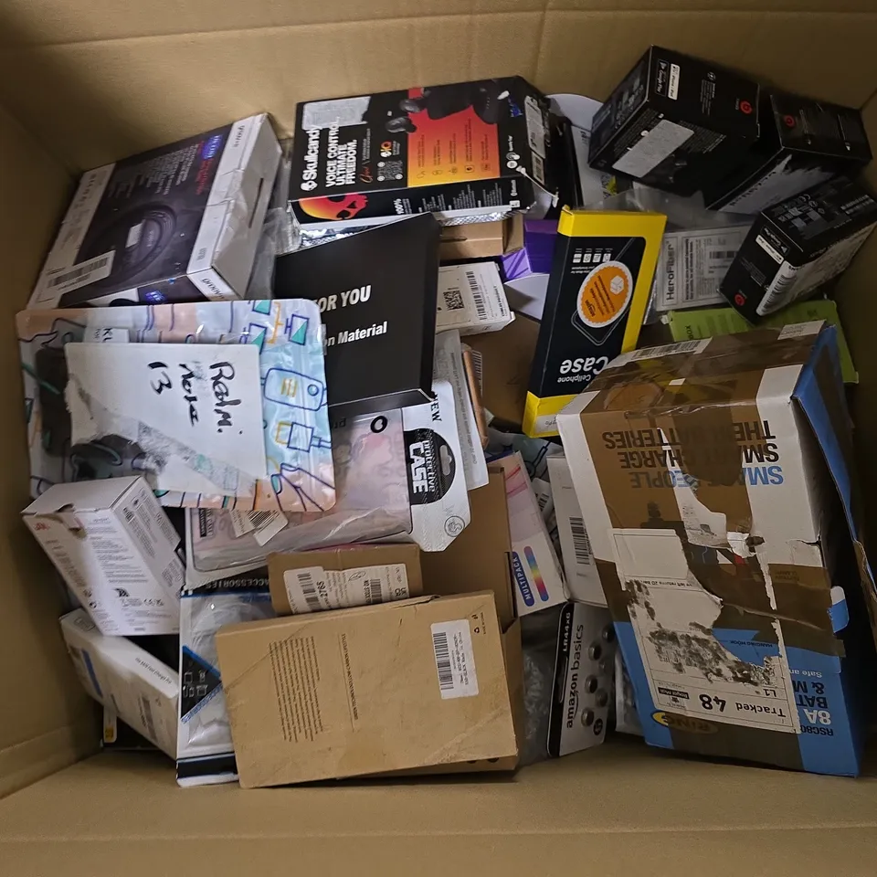 BOX OF APPROXIMATELY 20 ASSORTED BROKEN ITEMS TO INCLUDE - NICOMAN DOOR MAT , DURACELL AAAA , OYIB EARBUDS ETC
