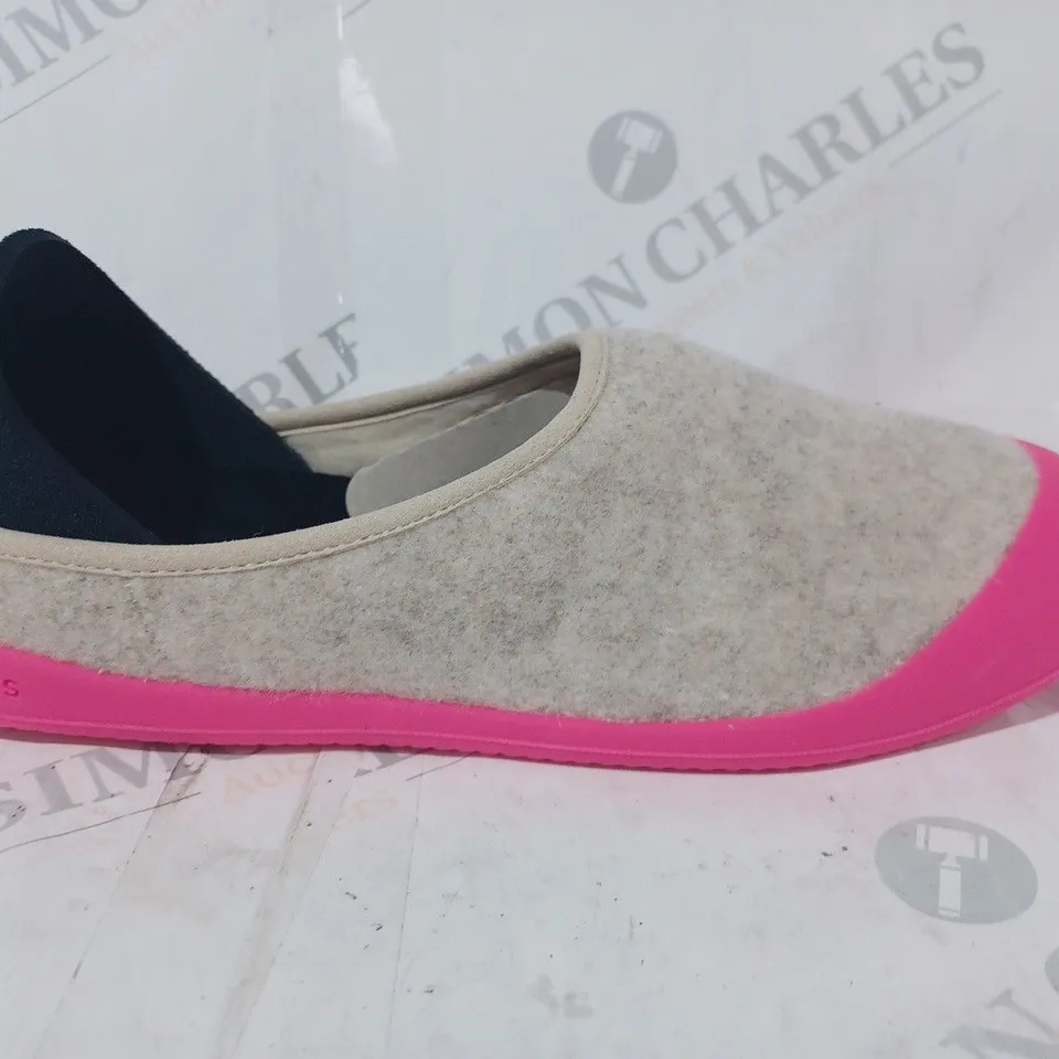 BOXED PAIR OF MAHABIS CURVE SLIP-ON SHOES IN STONE/PINK UK SIZE 5.5