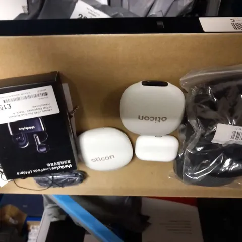 LOT OF APPROX 11 AUDIO DEVICES AND ACCESSORIES TO INCLUDE WIRED EARPHONES, HEADPHONE EARPADS AND WIRELESS EARPHONES ETC