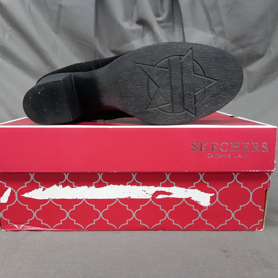 BOXED PAIR OF SKECHERS FAUX SUEDE BLOCK HEEL SHOES IN BLACK SIZE 6