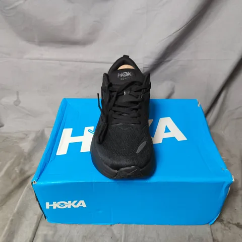 BOXED PAIR OF HOKA MENS BONDI 8 TRAINERS IN BLACK - UK 7.5