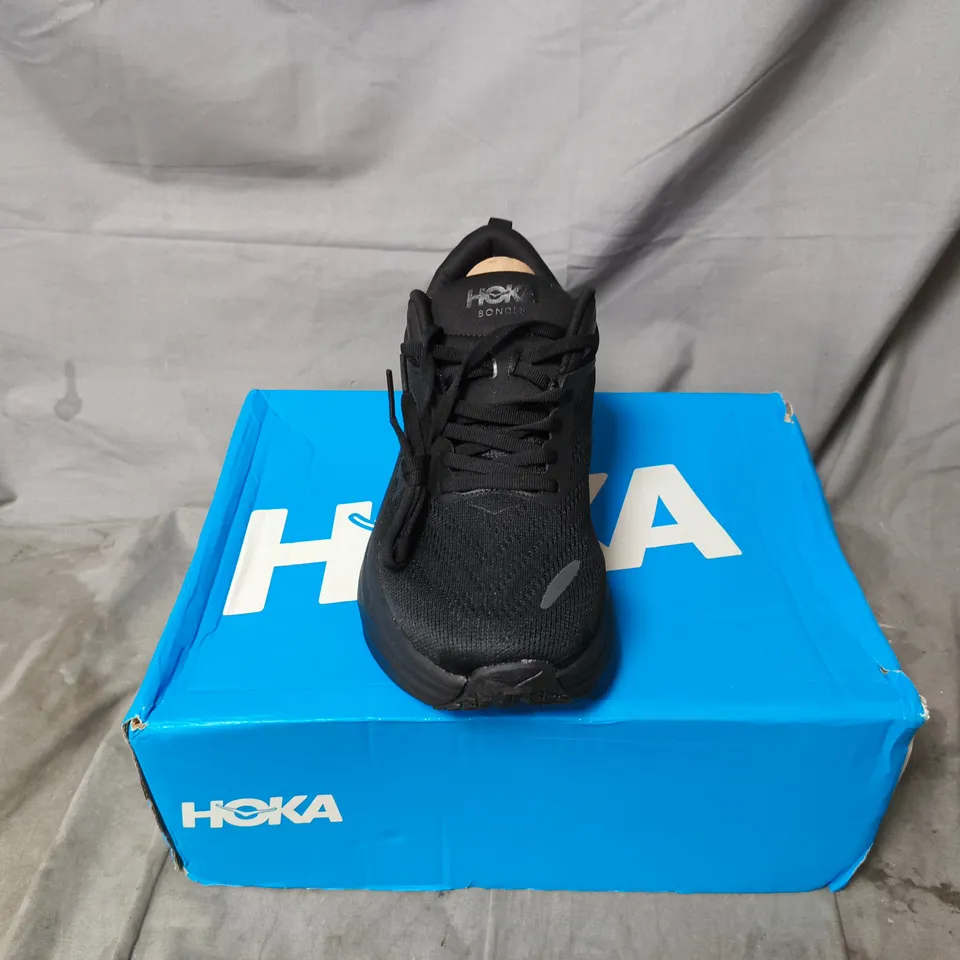 BOXED PAIR OF HOKA MENS BONDI 8 TRAINERS IN BLACK - UK 7.5