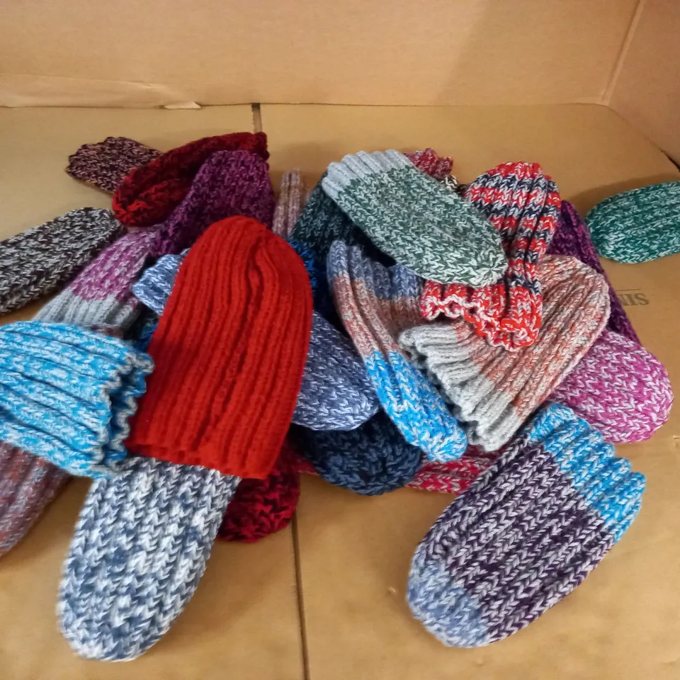 LOT OF ASSORTED KNITTED BEANIE HATS 