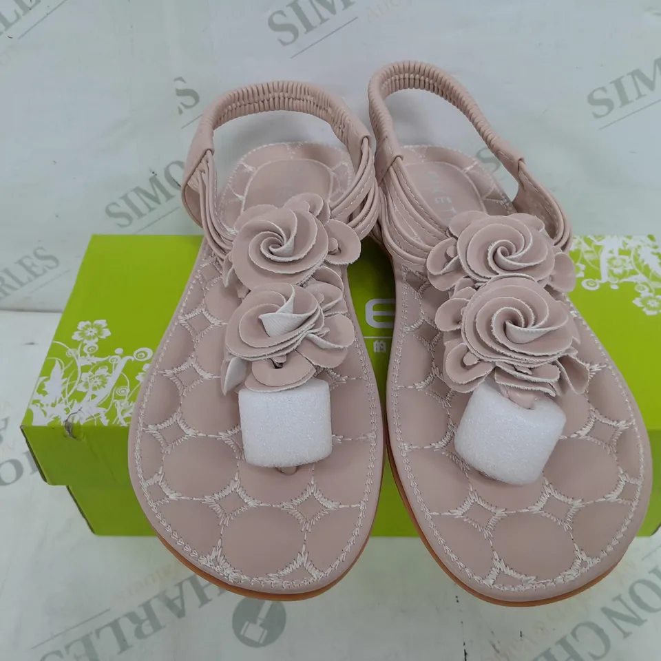 BOXED PAIR OF SIKETU FLORAL DESIGN SLIPPERS IN PINK - SIZE UNSPECIFIED
