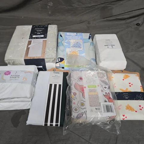 APPROXIMATELY 32 ASSORTED ITEMS TO INCLUDE PERCALE FITTED SHEET, BLUEY JUNIOR DUVET SET, FABRIC SHOWER CURTAIN, ETC