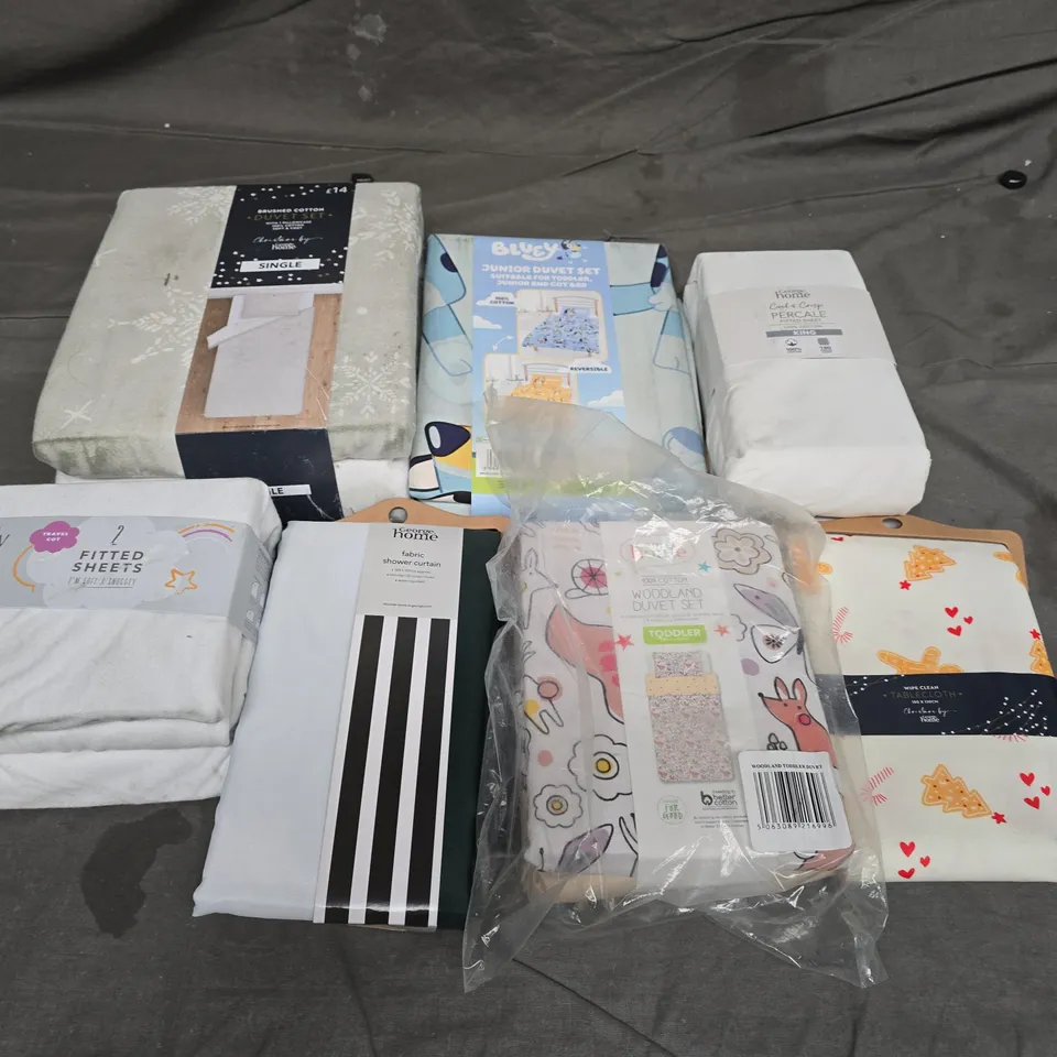 APPROXIMATELY 32 ASSORTED ITEMS TO INCLUDE PERCALE FITTED SHEET, BLUEY JUNIOR DUVET SET, FABRIC SHOWER CURTAIN, ETC