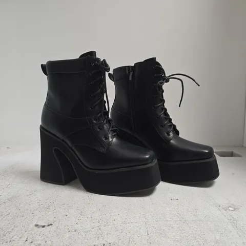 BOXED PAIR OF SEDAI PLATFORM BLOCK HEEL ANKLE BOOTS IN BLACK SIZE 5