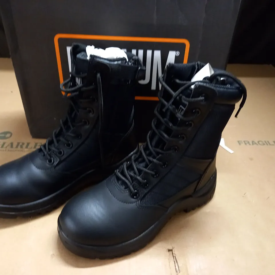 BOXED PAIR OF MAGNUM PANTHER LITE 8.0 SZ BOOTS - UK 4