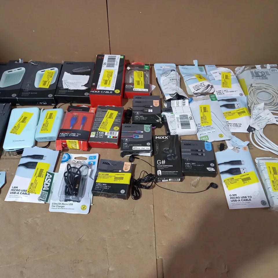 LOT OF APPROX. 30 ASSORTED TECH ITEMS TO INCLUDE BATTERY BANKS, CHARGING CABLES, EARPHONES ETC
