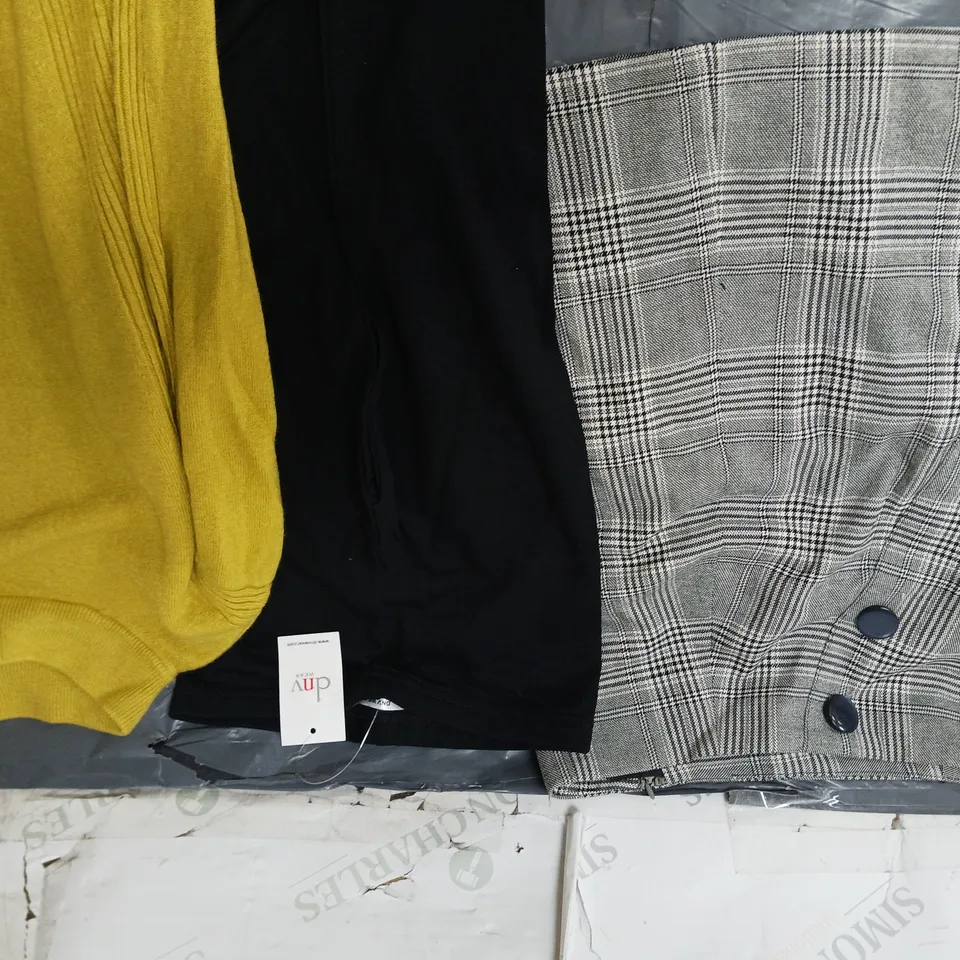 APPROXIMATELY 20 ASSORTED CLOTHING PRODUCTS IN VARIOUS STYLES & SIZES 