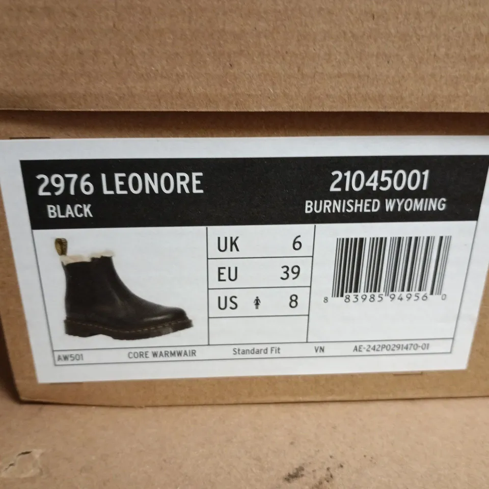 DR. MARTENS 2976 LEONORE BOOTS – BLACK BURNISHED WYOMING LEATHER, UK 6