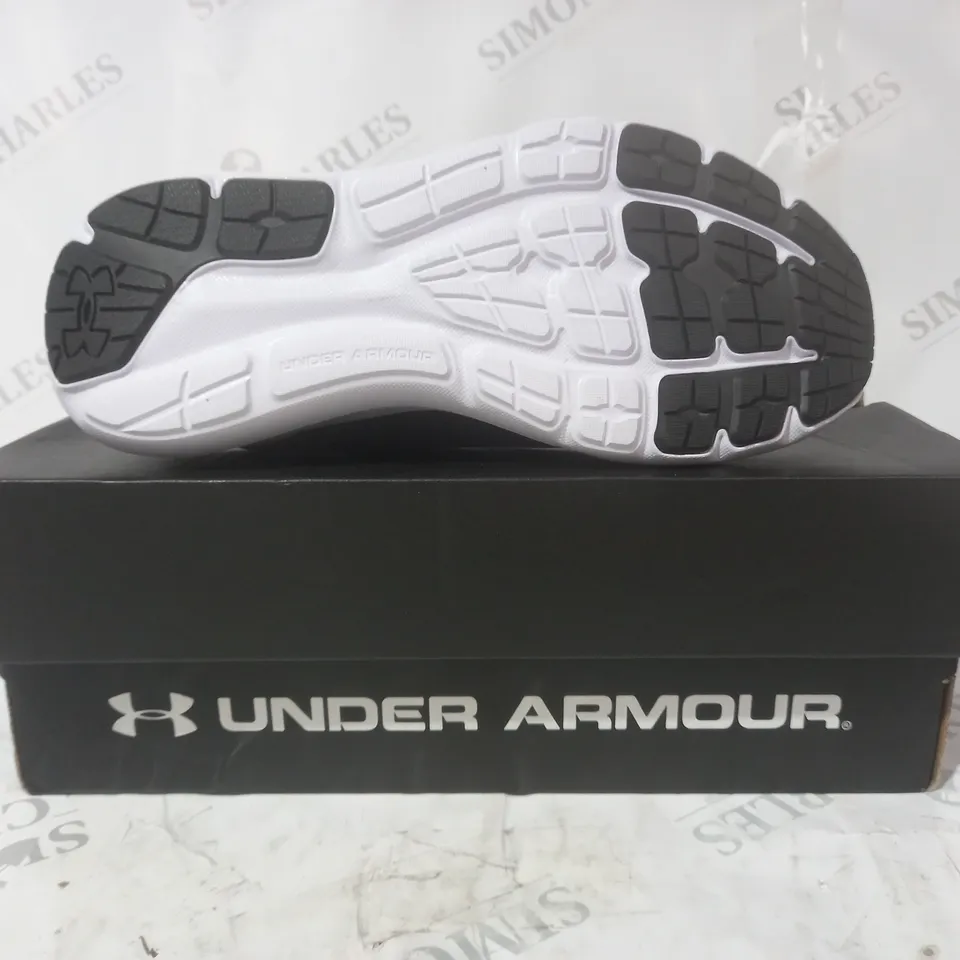 BOXED PAIR OF UNDER ARMOUR SURGE 3 TRAINERS IN BLACK/WHITE UK SIZE 5.5